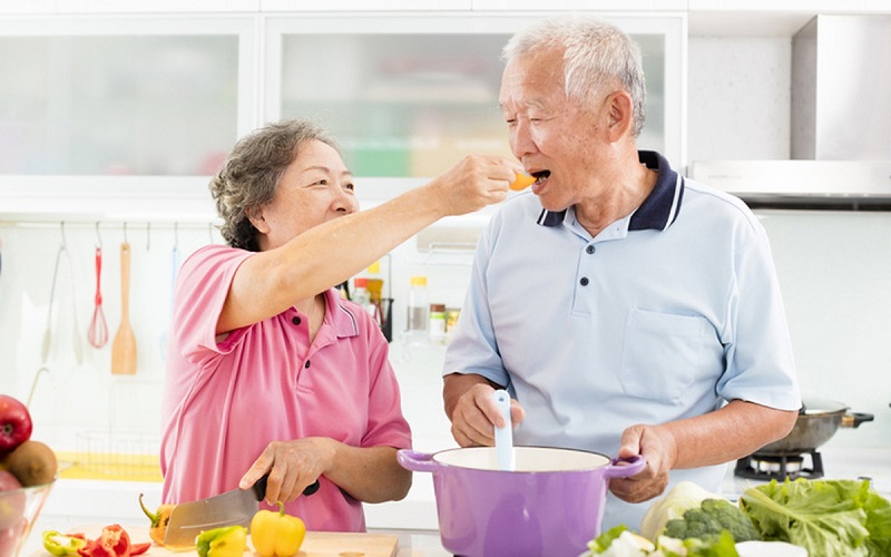 chế độ dinh dưỡng phù hợp tránh mùi người già