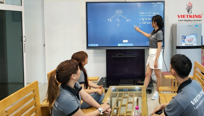 Liên hệ VietKing để đặt lịch lắp đặt màn hình LED uy tín