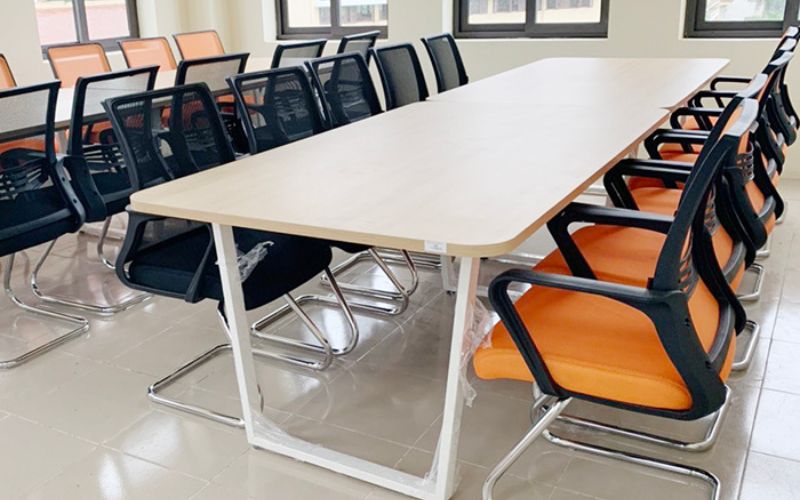 Xem xét chất liệu và màu sắc của ghế