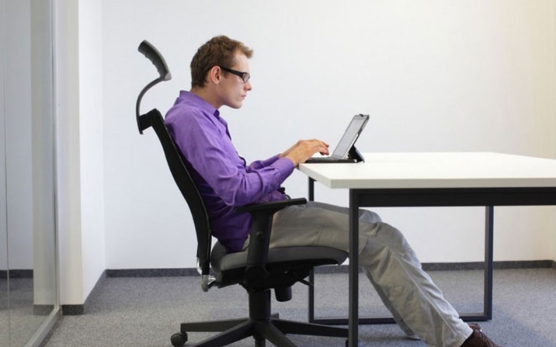 các tư thế ngồi sai của dân văn phòng