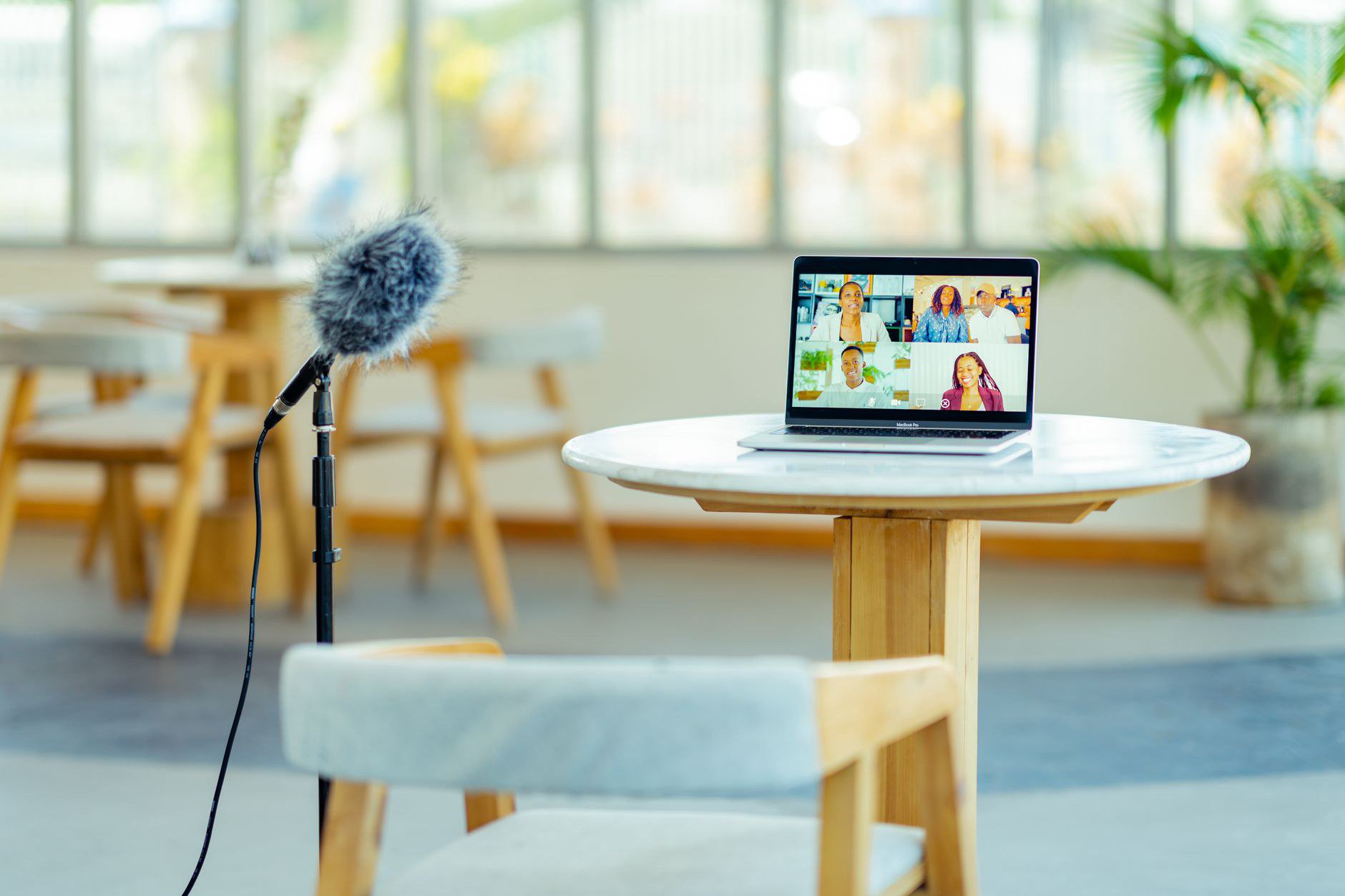 Vì Sao Phòng Họp Video Call Quốc Tế Tại KCN Cần Đầu Tư Khác Phòng Họp Nội Bộ Vì Sao Phòng Họp Video Call Quốc Tế Tại KCN Cần Đầu Tư Khác Phòng Họp Nội Bộ