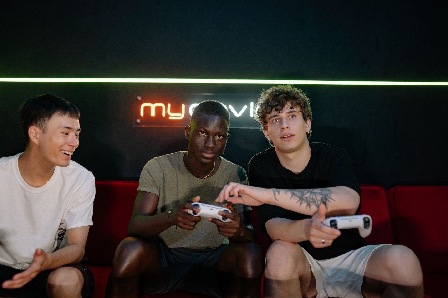 Chọn Ghế Cho Khu Giải Trí Ca Đêm: Ghế Gaming Hay Ghế Văn Phòng Thường